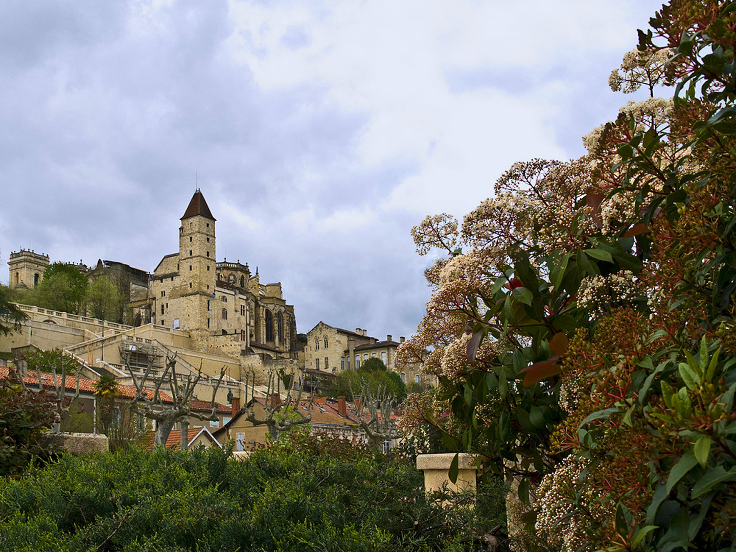 Vue sur la Ville Haute d’Auch à partir de la rive droite du Gers.