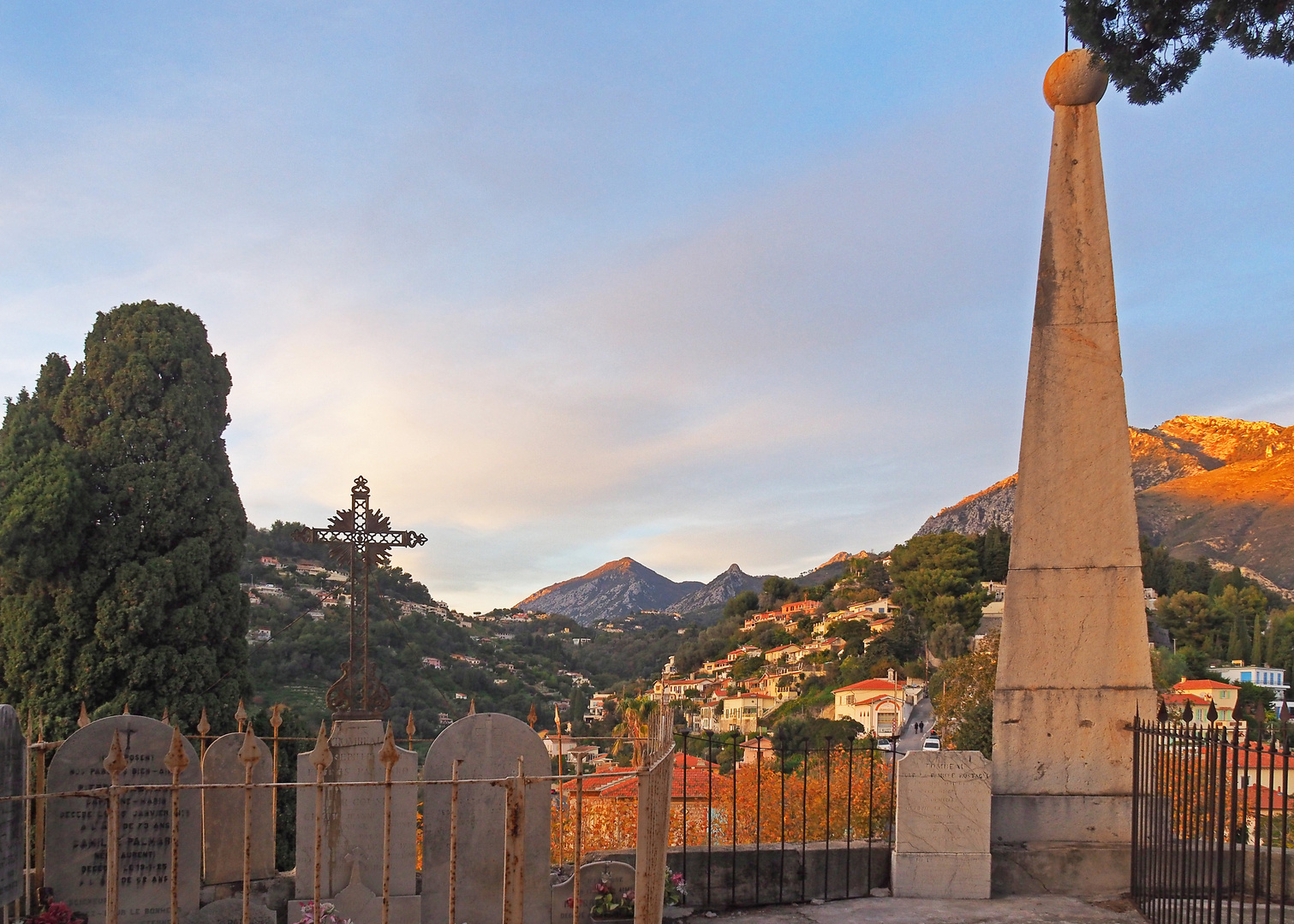 Vue sur l’arrière-pays de Menton à partir du Cimetière du Vieux Château