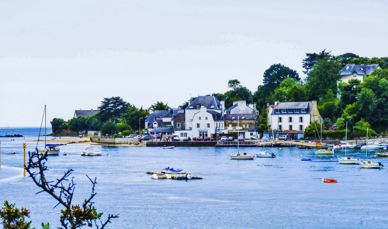 Vue sur le Bas-Pouldu, son petit port. (Finistère)