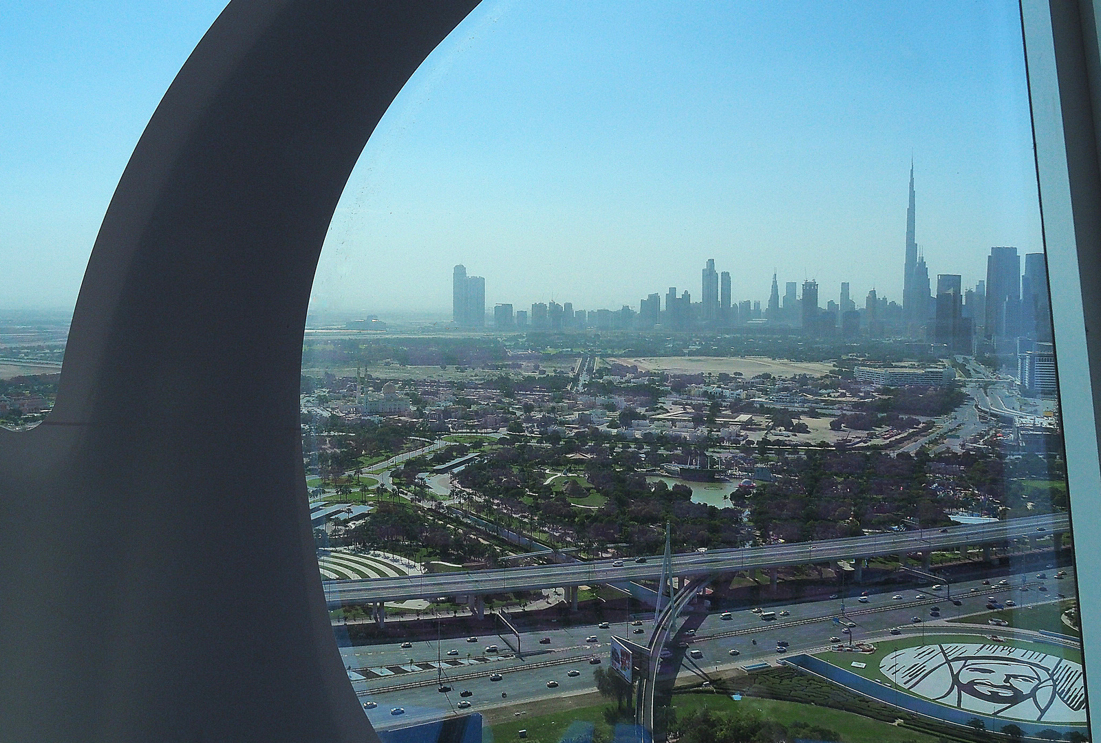 Vue sur le centre-ville de Dubaï à partir de « The Frame »