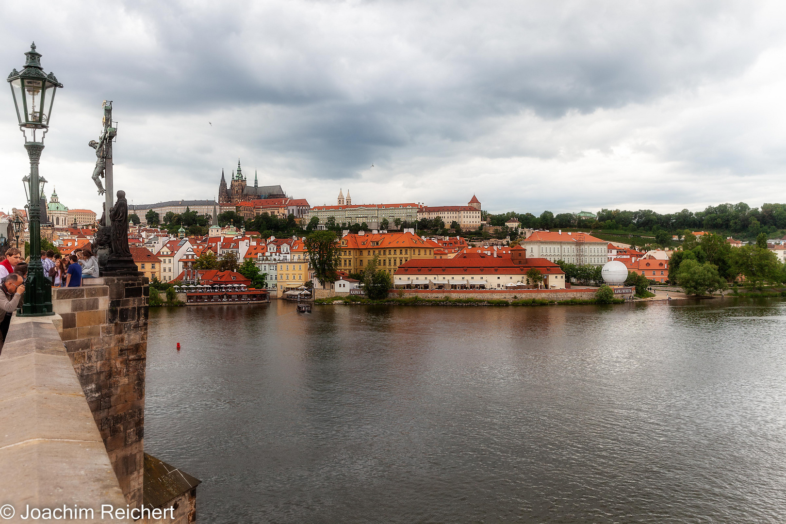 Vue sur le château de Prague depuis le pont Charles, au-dessus de la Vltava