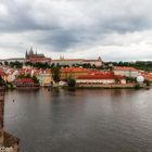 Vue sur le château de Prague depuis le pont Charles, au-dessus de la Vltava