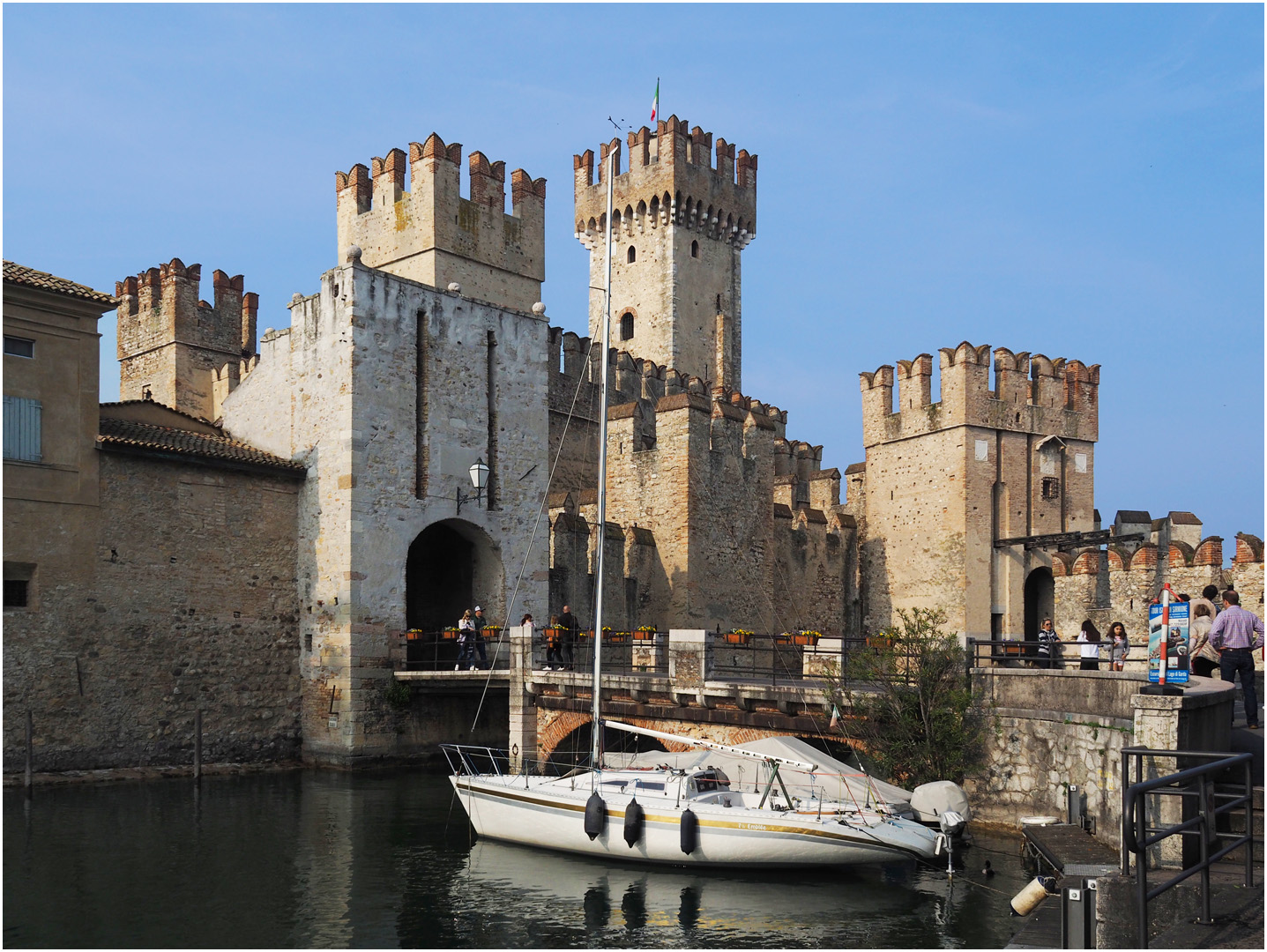 Vue sur le Château des Scaligeri à Sirmione