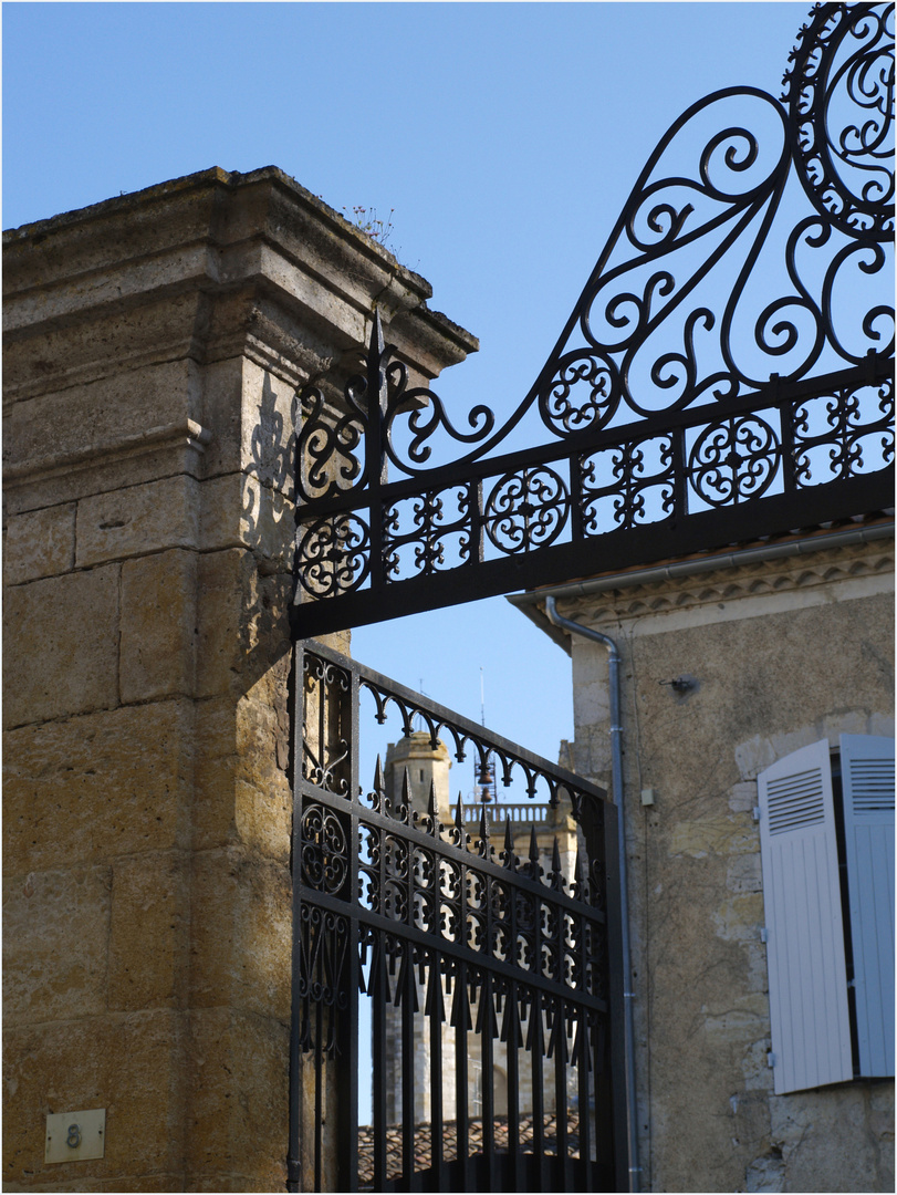 Vue sur le clocher de la Cathédrale Saint-Pierre…