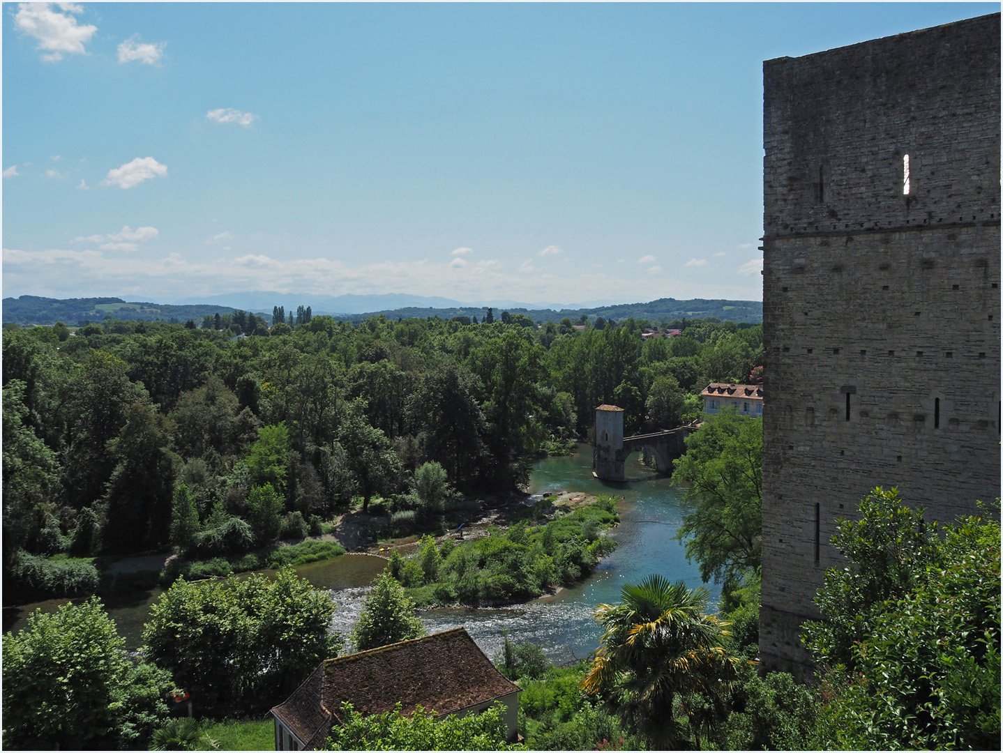 Vue sur le Gave d’Oloron, le Pont de la Légende et la Tour Monréal   