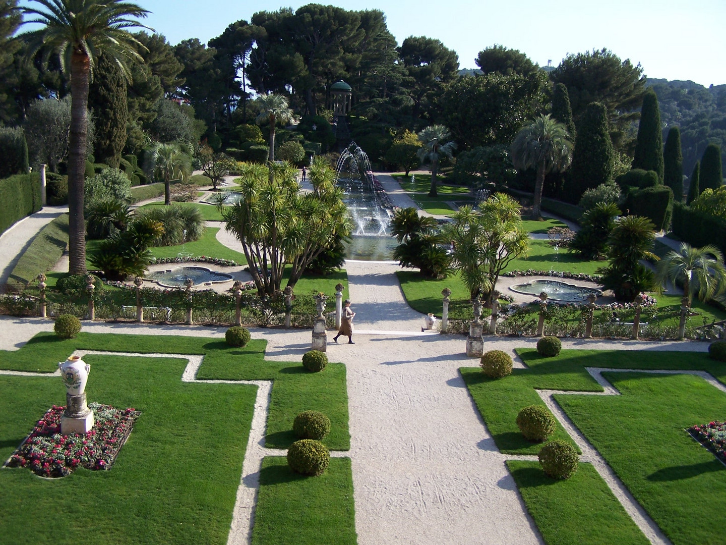 Vue sur le jardin "à la Française" depuis la terrasse de la villa de Rothschild.