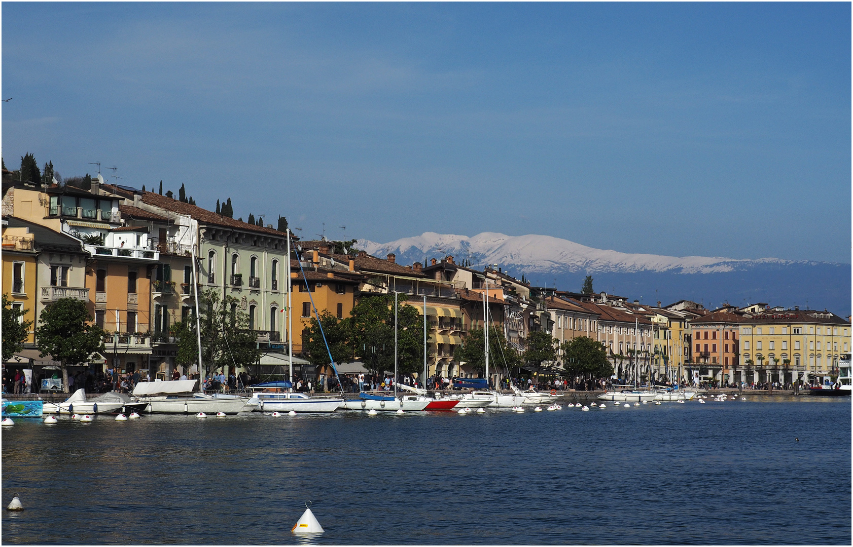 Vue sur le Lac de Garde et le centre-ville de Salo