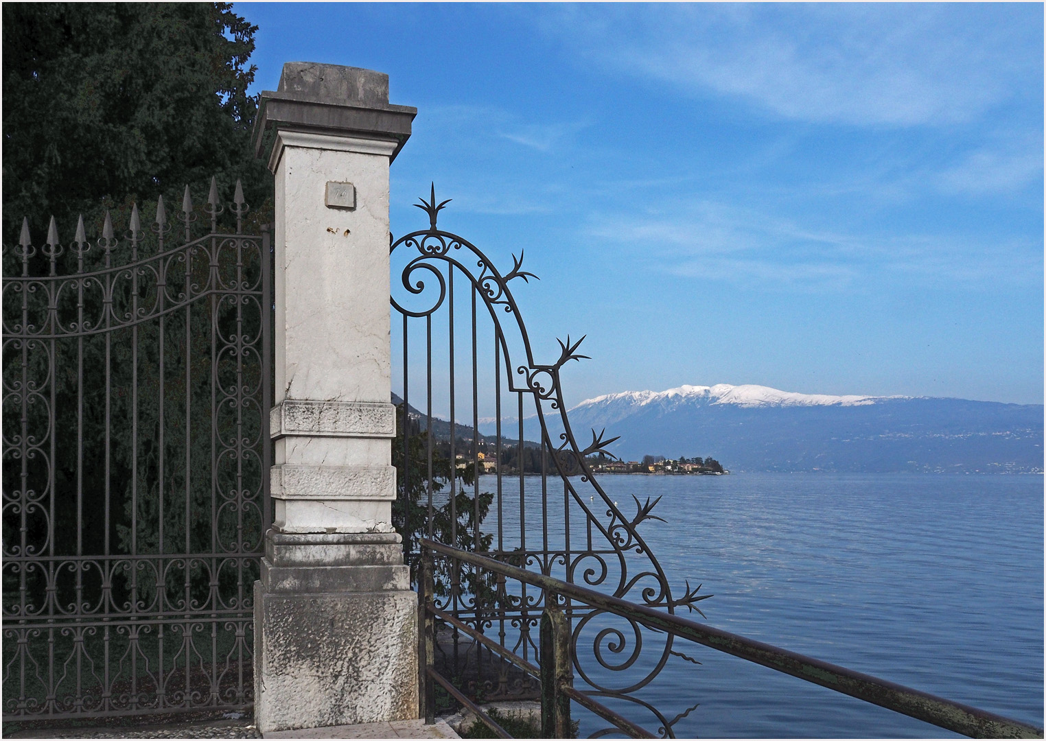 Vue sur le Lac de Garde et le Monte Baldo à Salo