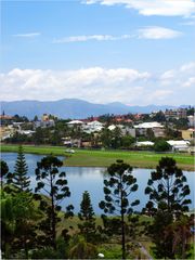 Vue sur le lac de l’hippodrome de Nouméa -- Sicht auf den See der Pferderennbahn von Nouméa