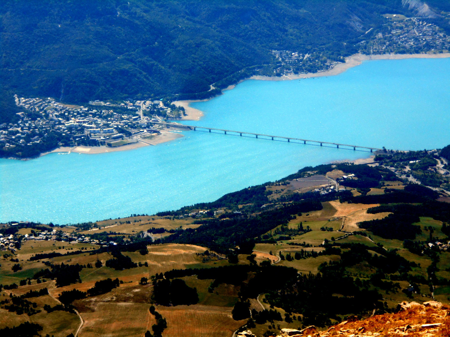 Vue sur le Lac de Serre-Ponçon et Savines du sommet du Mont-Guillaume (2542m.).