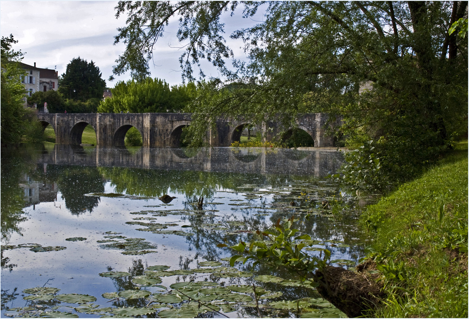 Vue sur le pont roman et la Gélise  --  Barbaste (Lot-et-Garonne)