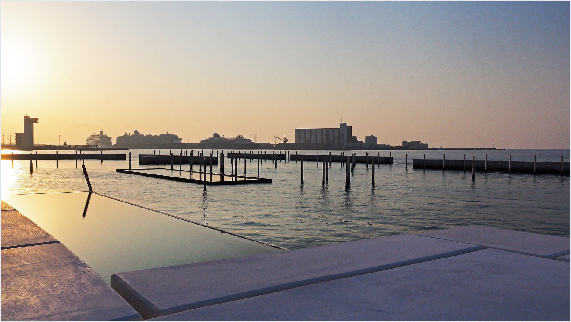 Vue sur le port d‘Abu Dhabi à partir du Louvre