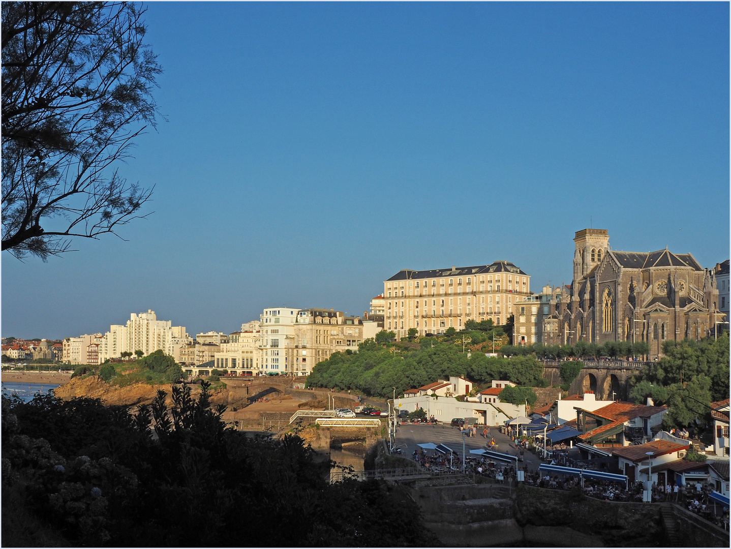 Vue sur le Port des Pêcheurs et l’Eglise Sainte-Eugénie