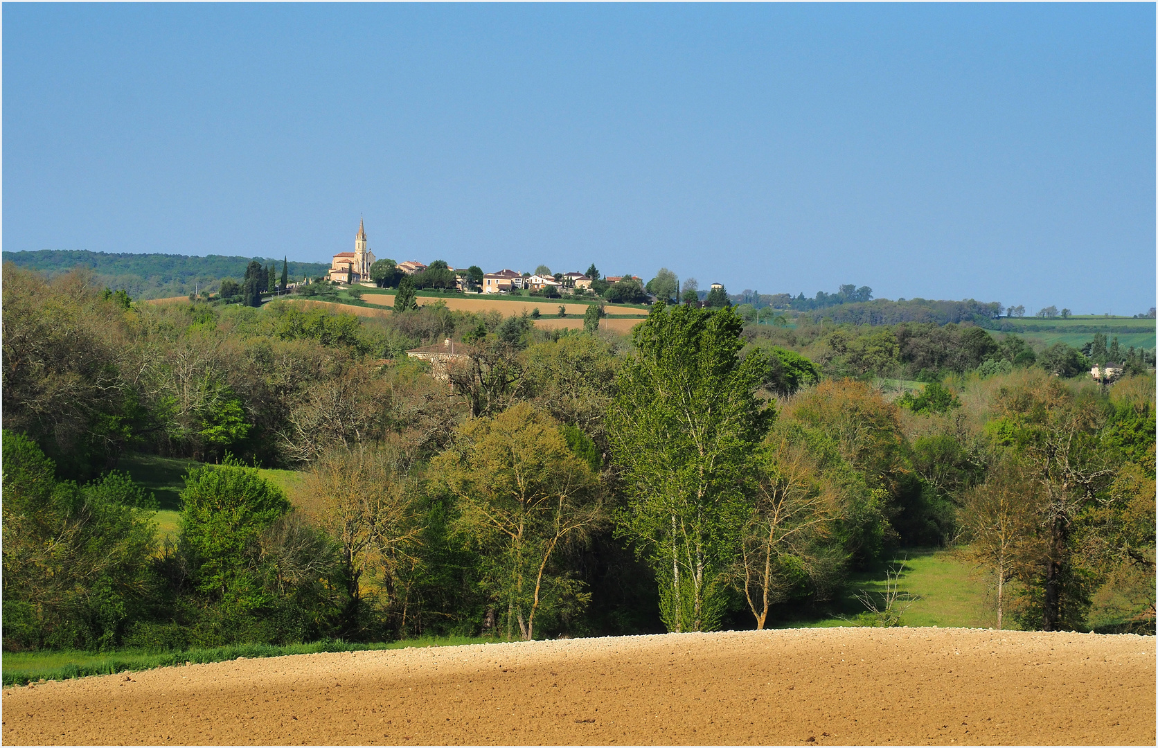 Vue sur le village de Blaziert au printemps