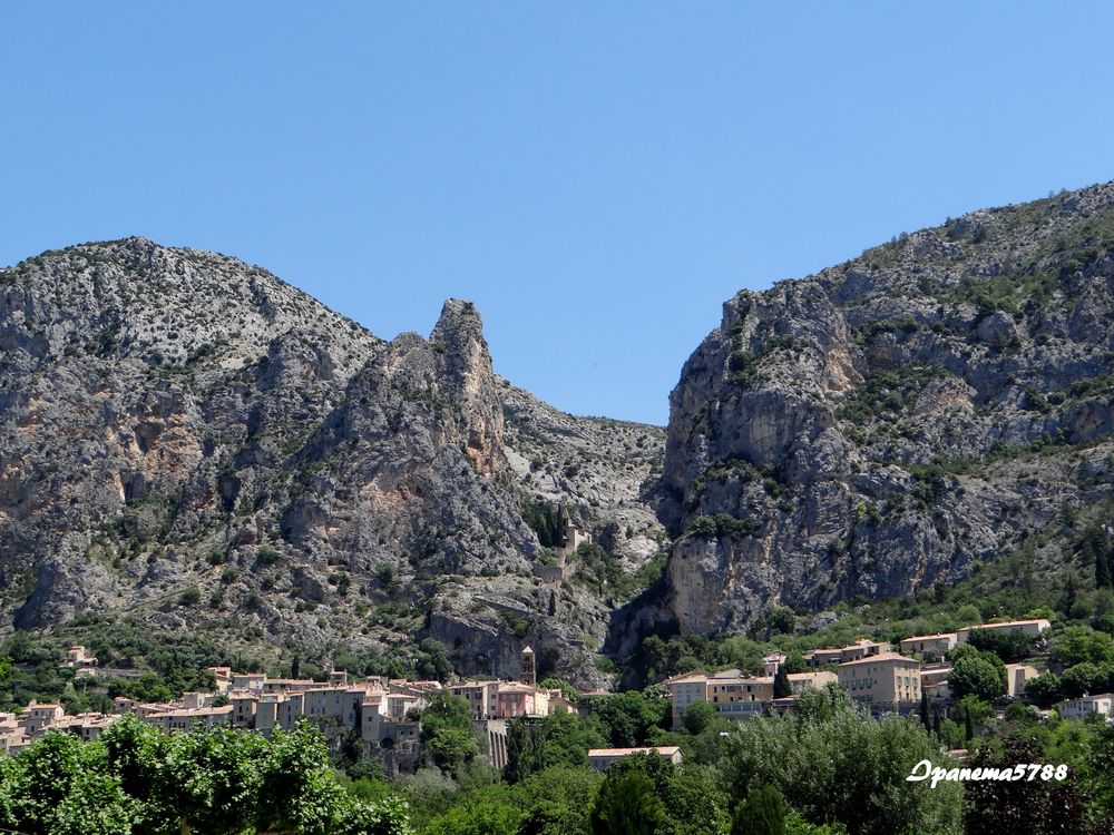 "Vue sur le village de Moustiers-Sainte-Marie"- Alpes de Haute Provence 