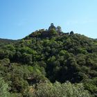 Vue sur le village perché de Thines (Ardèche) depuis la départementale.  