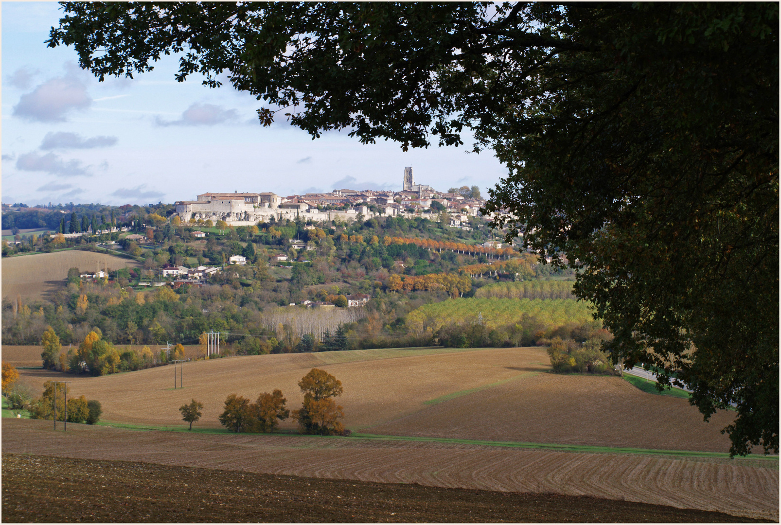 Vue sur Lectoure en automne