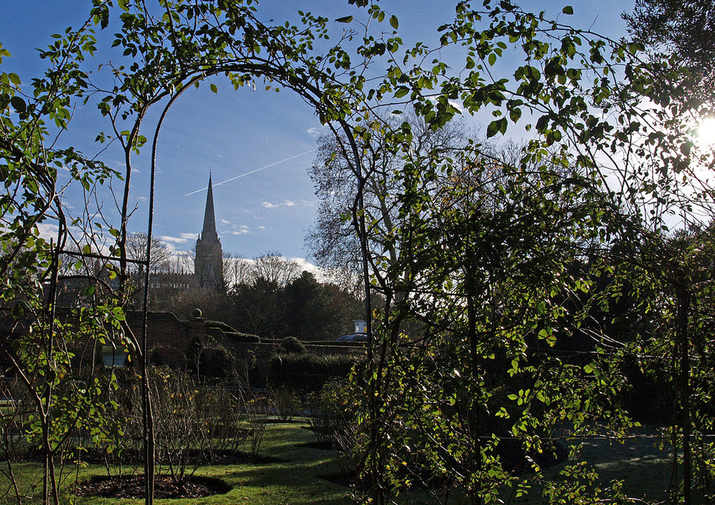 Vue sur l’Eglise de Saffron Walden à partir du jardin public.