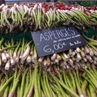 Vue sur les asperges vertes au marché de bédarieux