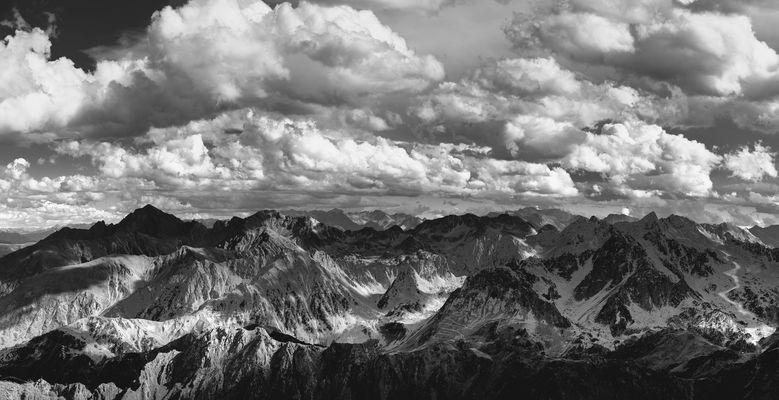 Vue sur les Pyrénées du Pic du midi