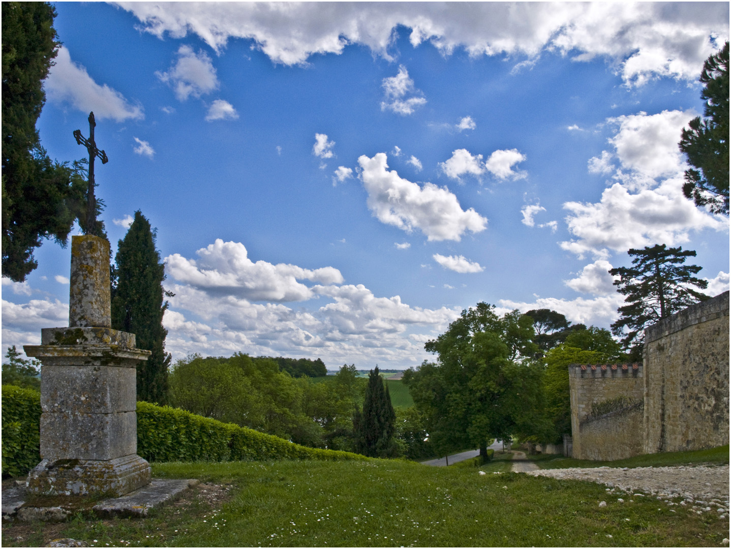 Vue sur les remparts de Terraube et la campagne gersoise environnante