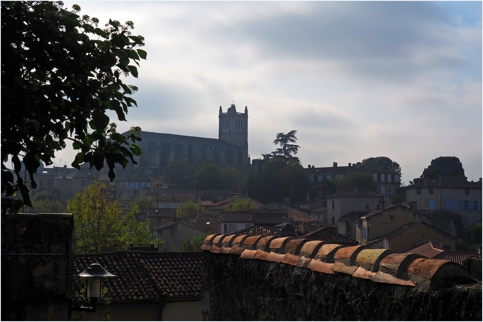 Vue sur les toits de Condom et la Cathédrale St-Pierre