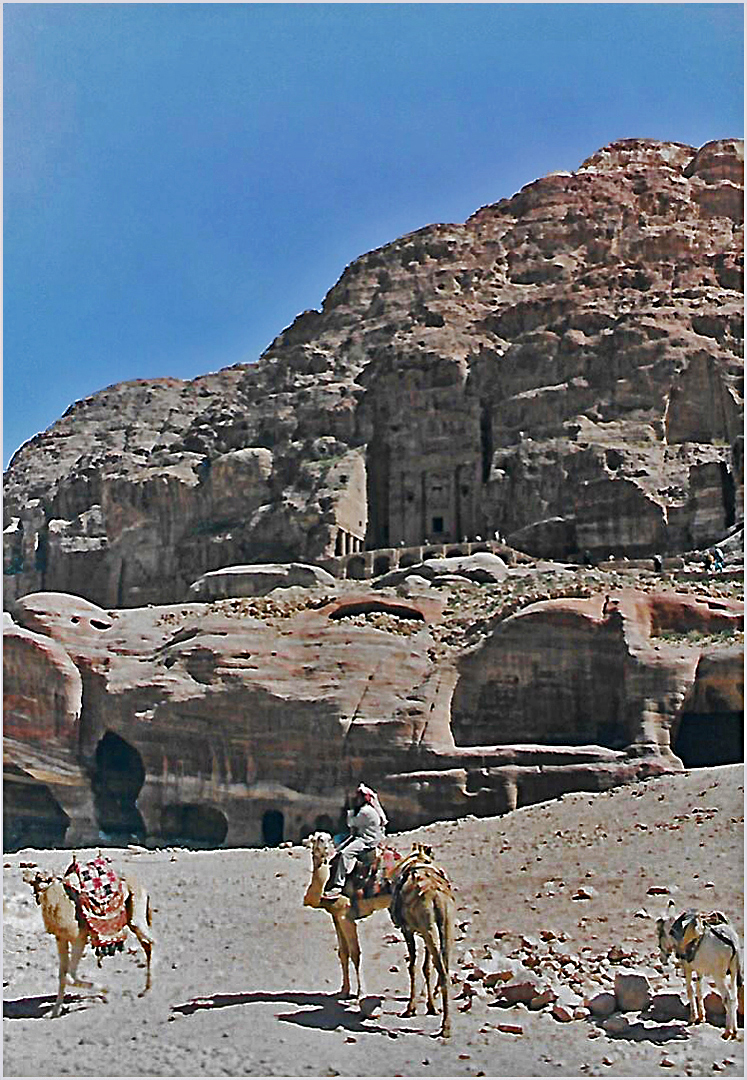 Vue sur les tombeaux des rois  --  Petra