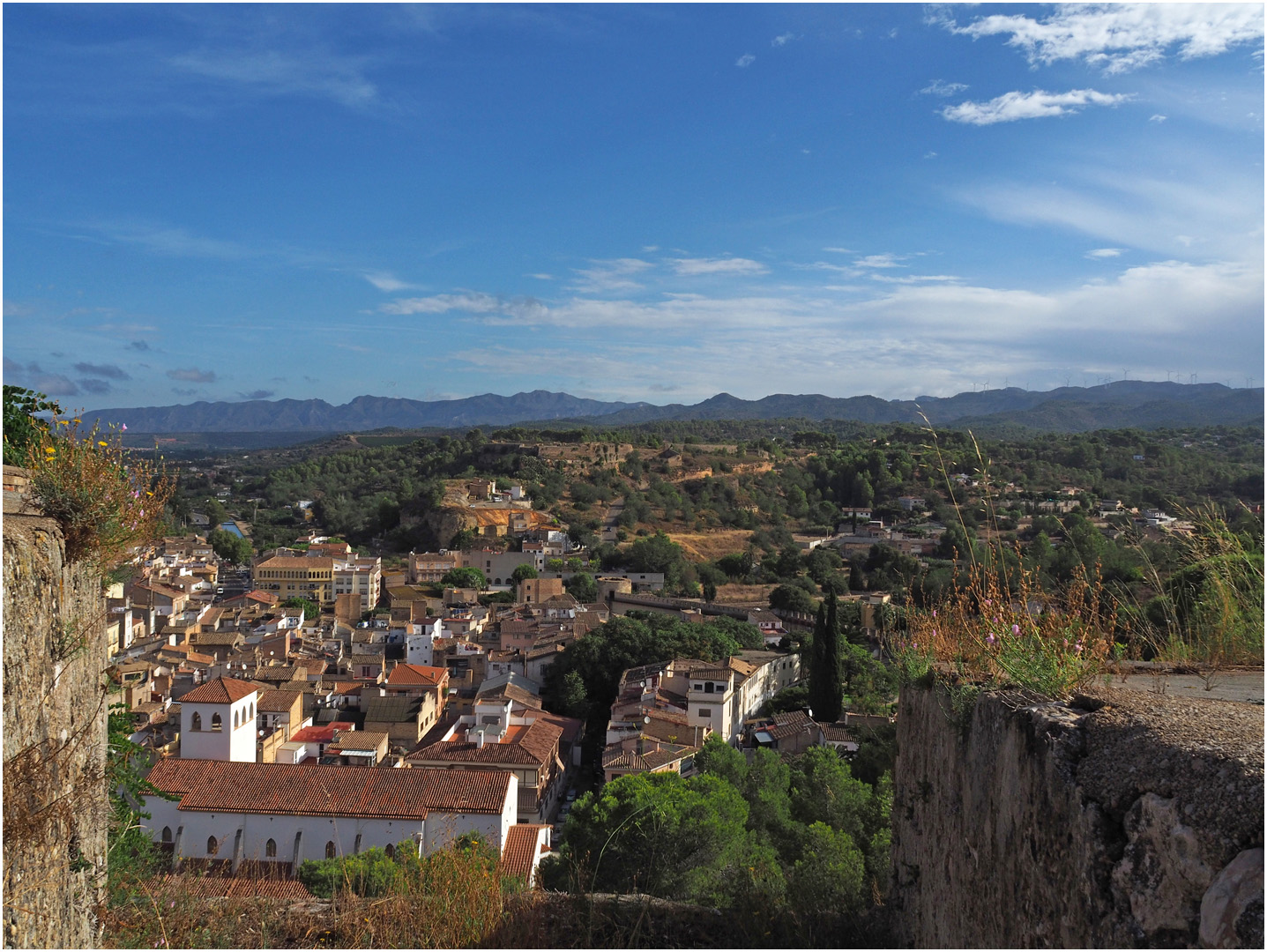 Vue sur l’est de Tortosa à partir de colline du Château de la Zuda (Parador) 