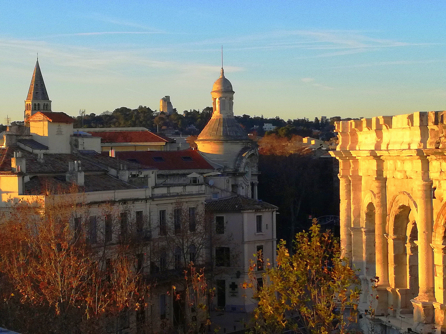 Vue sur Nîmes au couchant ...