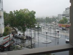 Vue sur rue un jour de pluie