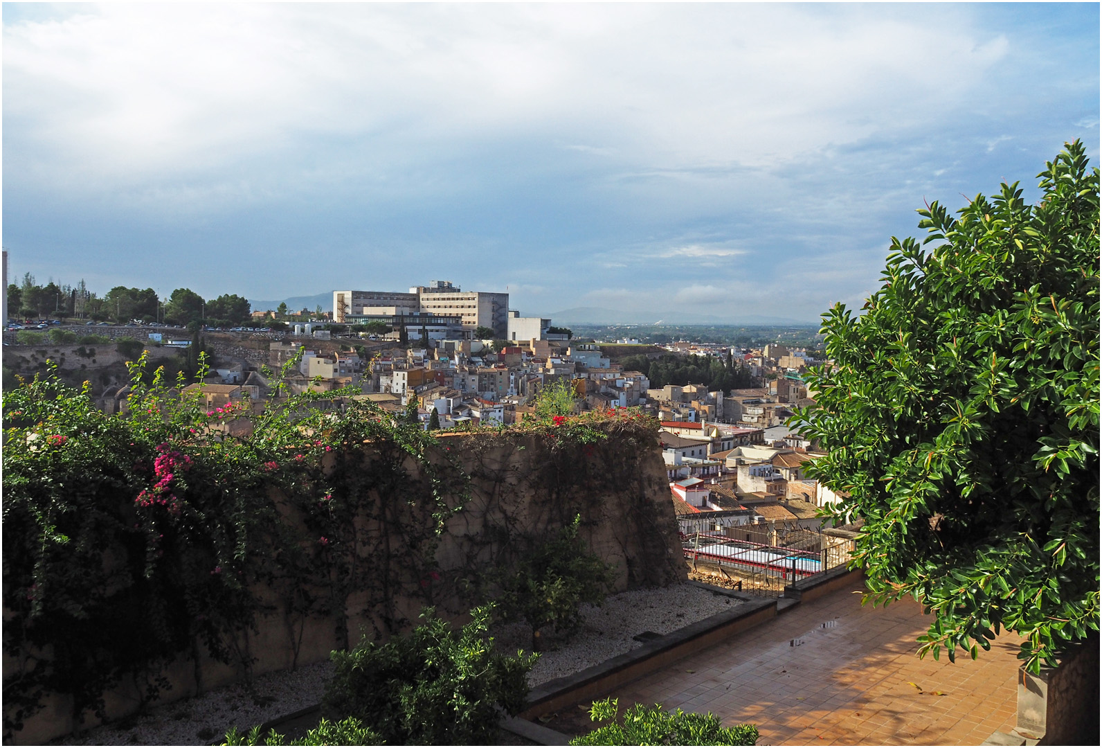 Vue sur Tortosa à partir d’une chambre du Parador