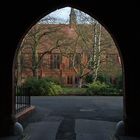 Vue sur un des jardins intérieurs et la Chapelle   --  Girton College, Cambridge  