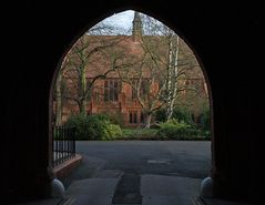 Vue sur un des jardins intérieurs et la Chapelle   --  Girton College, Cambridge  