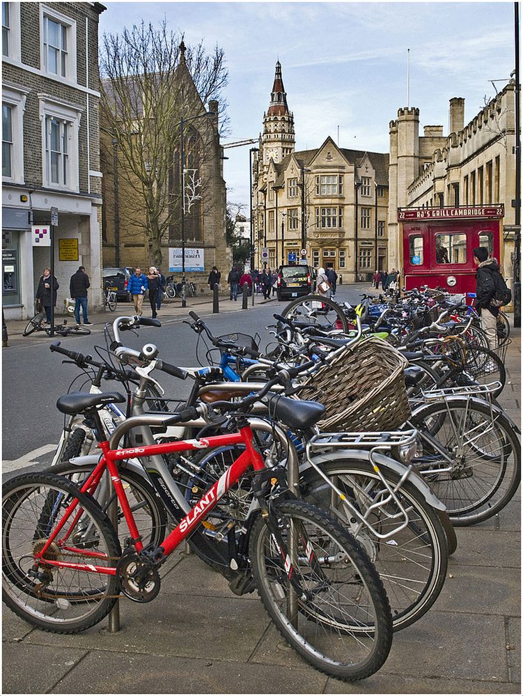 Vue typique de Cambridge avec sa remarquable architecture et…ses vélos