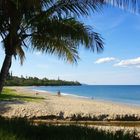 Vue vers le nord-ouest sur la plage de Poindimié - Blick nach Nord-Westen am Poindimié Strand.