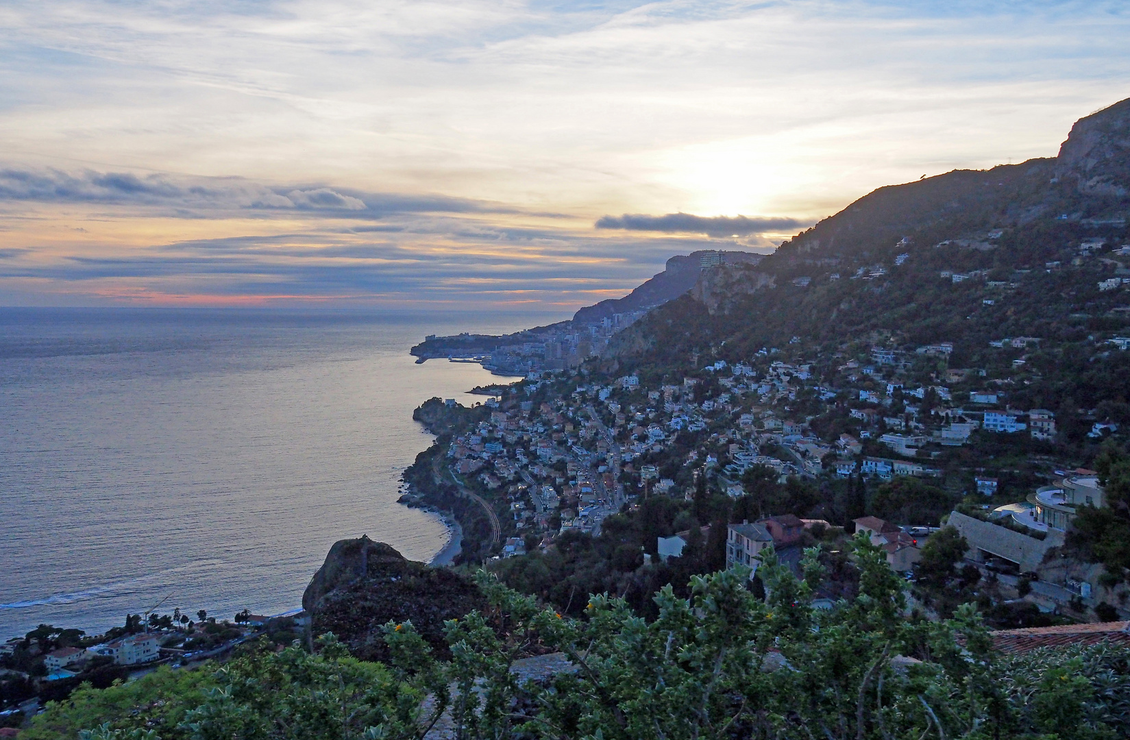 Vue vers l’ouest à partir du Château de Roquebrune …vers Monaco