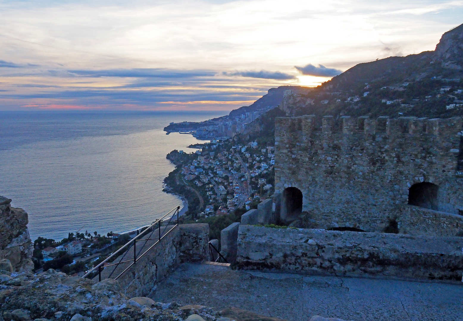    Vue vers l’ouest depuis la terrasse du Château de Roquebrune