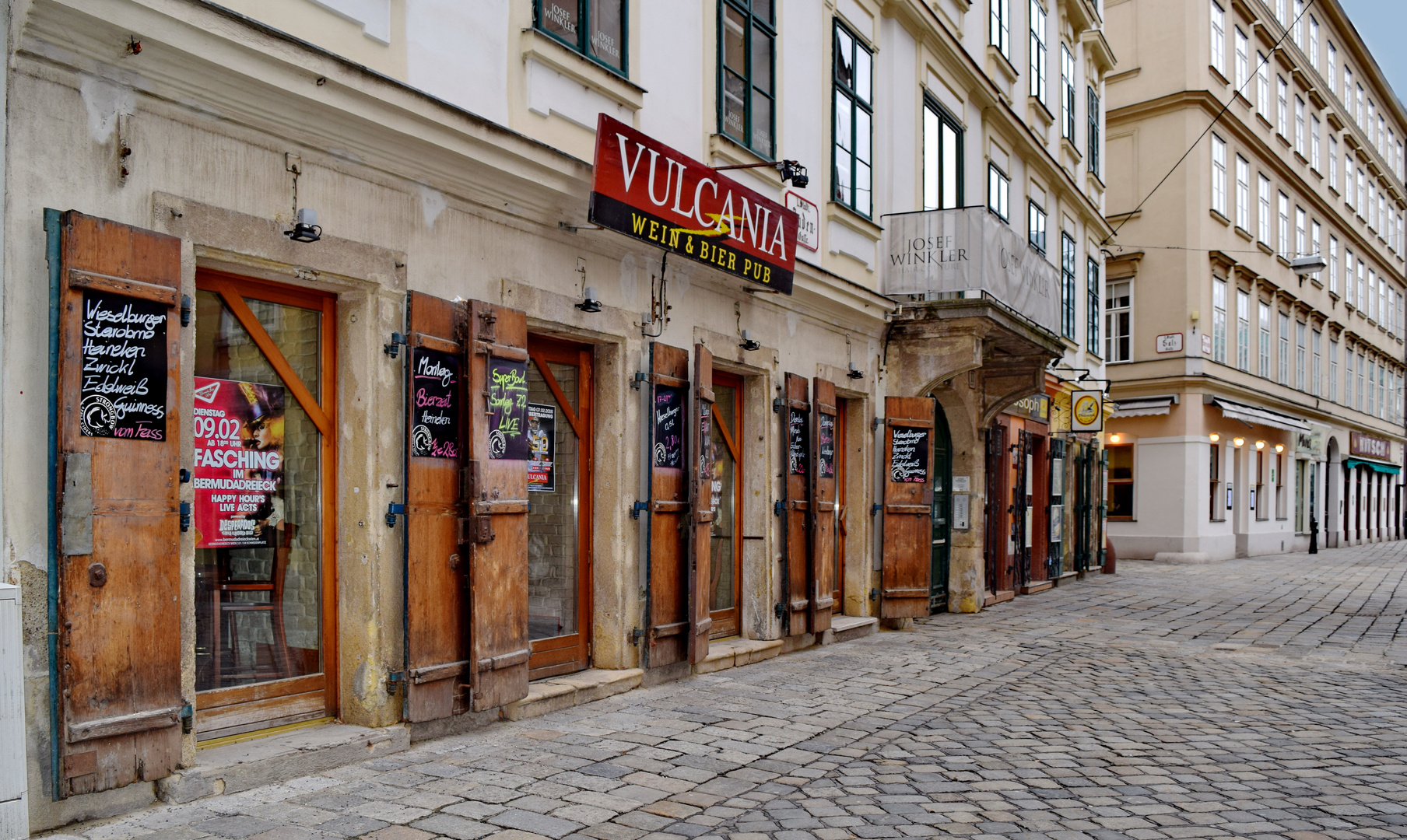 VULCANIA, Wein und Bier Pub