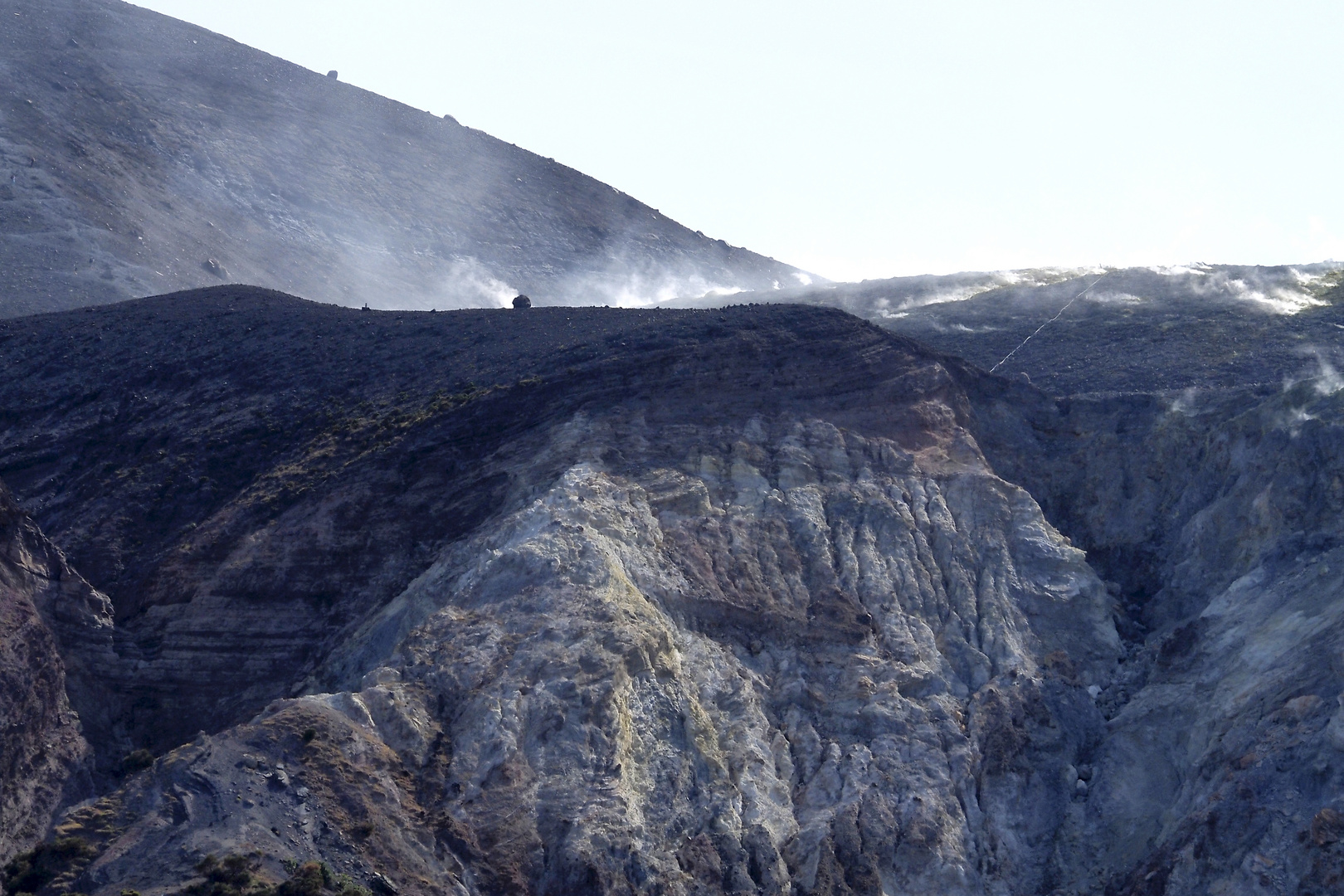 Vulcano Krater mit Rauch