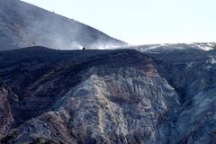 Vulcano Krater mit Rauch