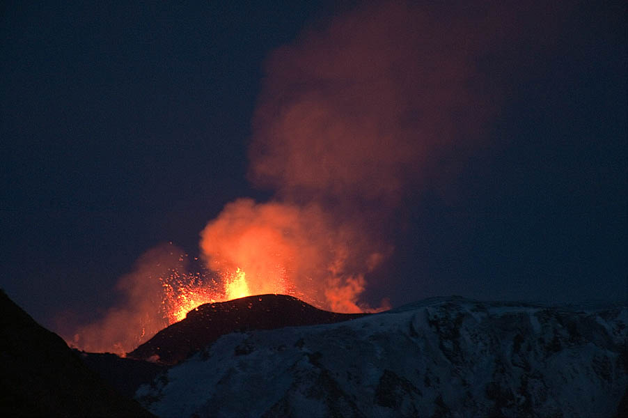 Vulkan bei Nacht