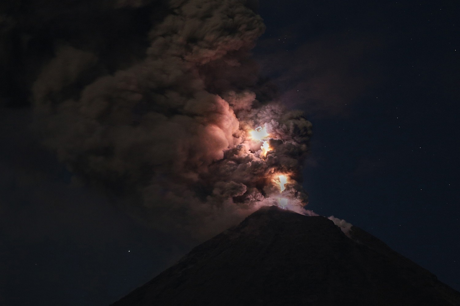 Vulkan Colima, Mexico, Blitzeruption