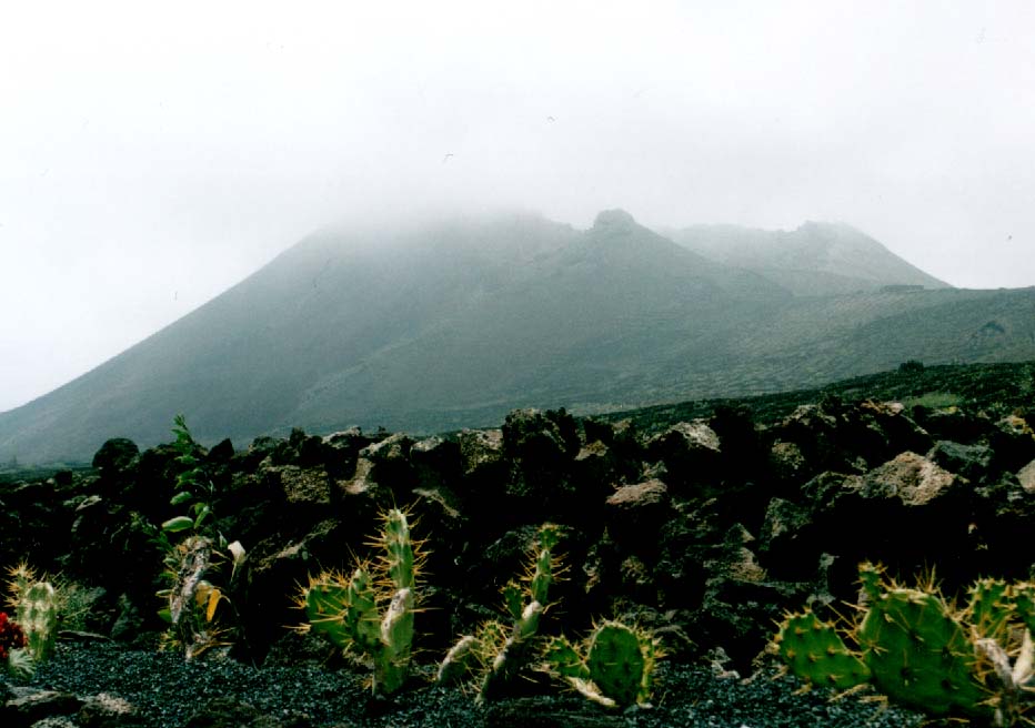 Vulkan im Nebel