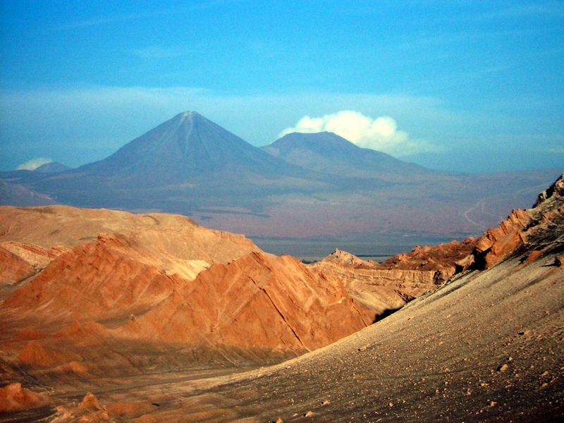 Vulkan Licancabur und das Valle de la Luna bei Sonnenuntergang