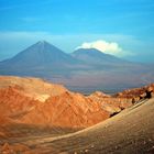 Vulkan Licancabur und das Valle de la Luna bei Sonnenuntergang