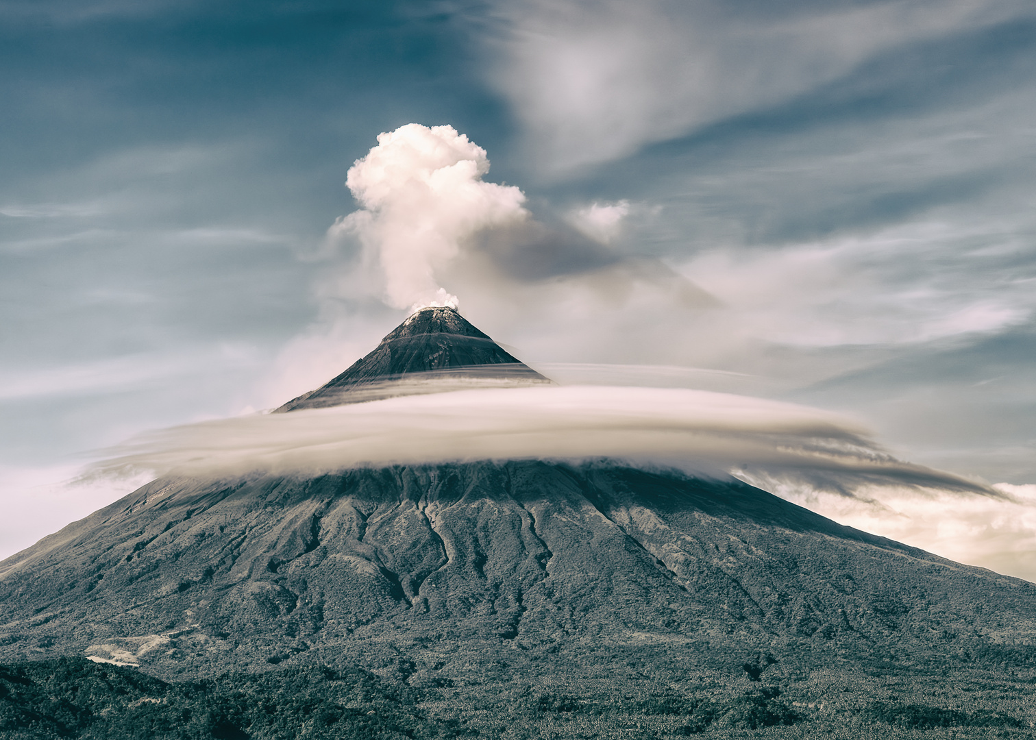 Vulkan Mayon mit weißem Kragen