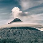 Vulkan Mayon mit weißem Kragen