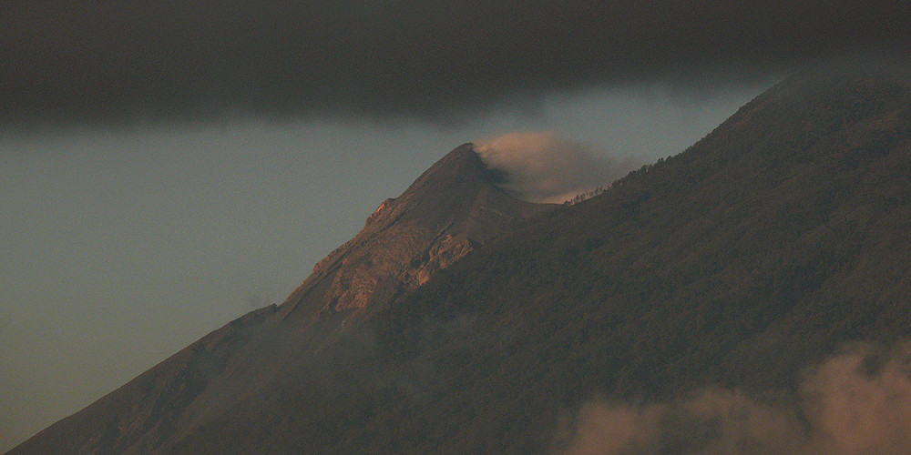 Vulkan mit Gewitterwolken - Guatemala