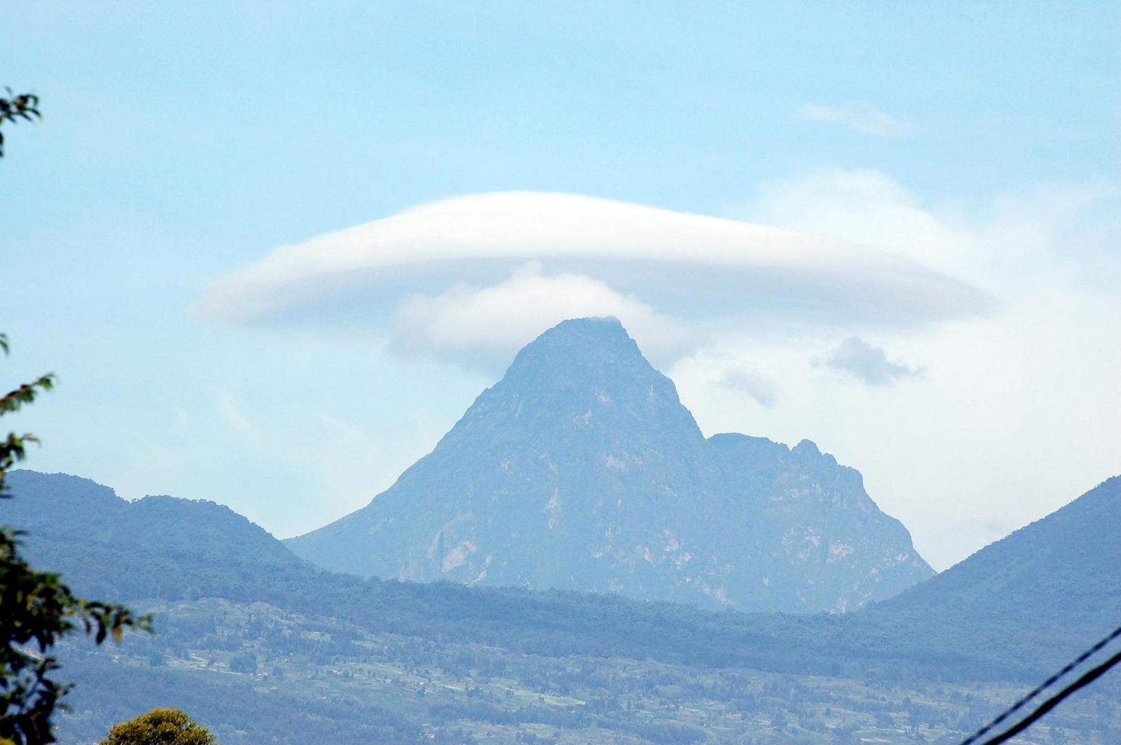 Vulkan mit "Mütze" im Nationalpark bei Musanze