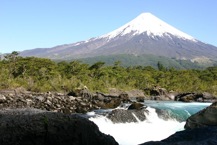 Vulkan Osorno mit Gletscherfluss